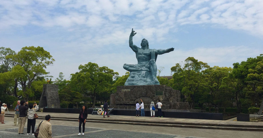 長崎市　平和祈念像