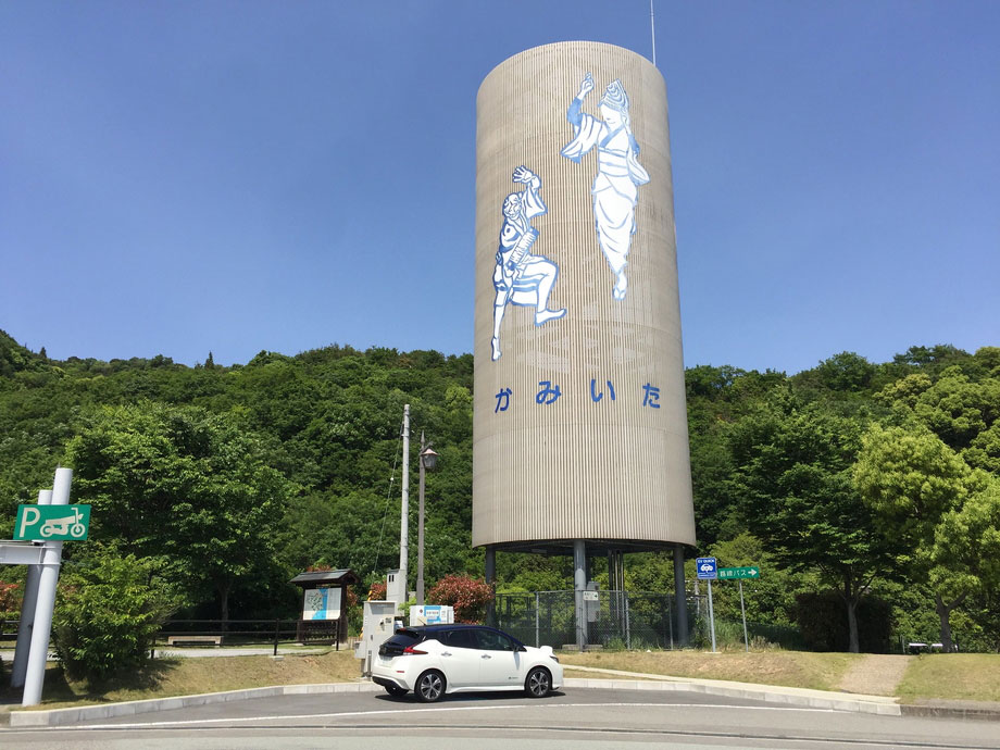 徳島自動車道　上板SA（上り）で急速充電中の日産リーフ（40kWh）