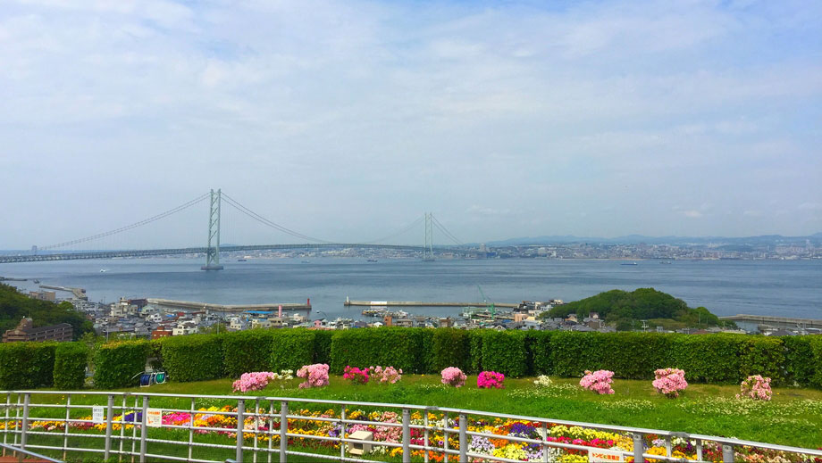 淡路SA（下り）から見た明石海峡大橋と神戸の街並み