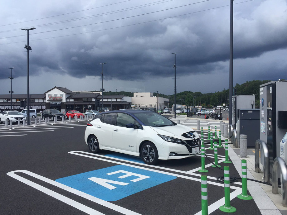 新東名　岡崎SAで急速充電中の日産リーフ（40kWh）