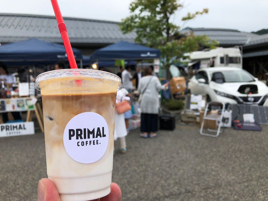 日産リーフから供給された電気を使っていれたPRIMAL COFEEさんのアイスラテ