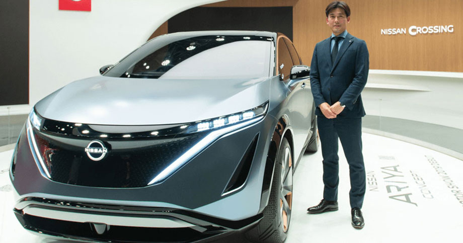 「ニッサン アリア コンセプト」と日産自動車のチーフ・プロダクト・スペシャリストの福田真人